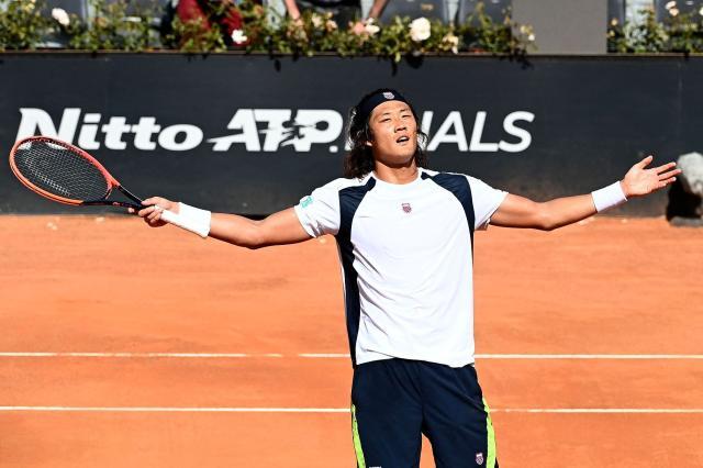 万博man体育官方网址-大师赛再闯8强 张之臻红土就是这么红