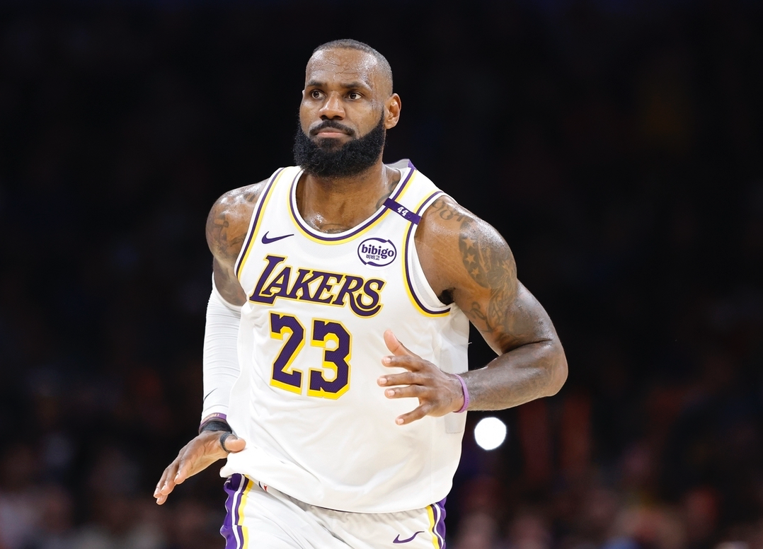 足球预测-弗莱：亚历山大肘击踢人还有罚球！詹姆斯根本没哨子！